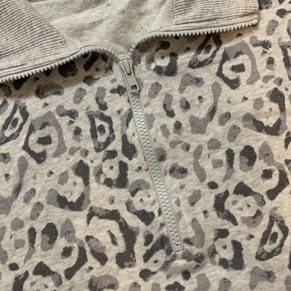 Womens Aerie Leopard Print Crewneck sweater SZ Large - Picture 3 of 4